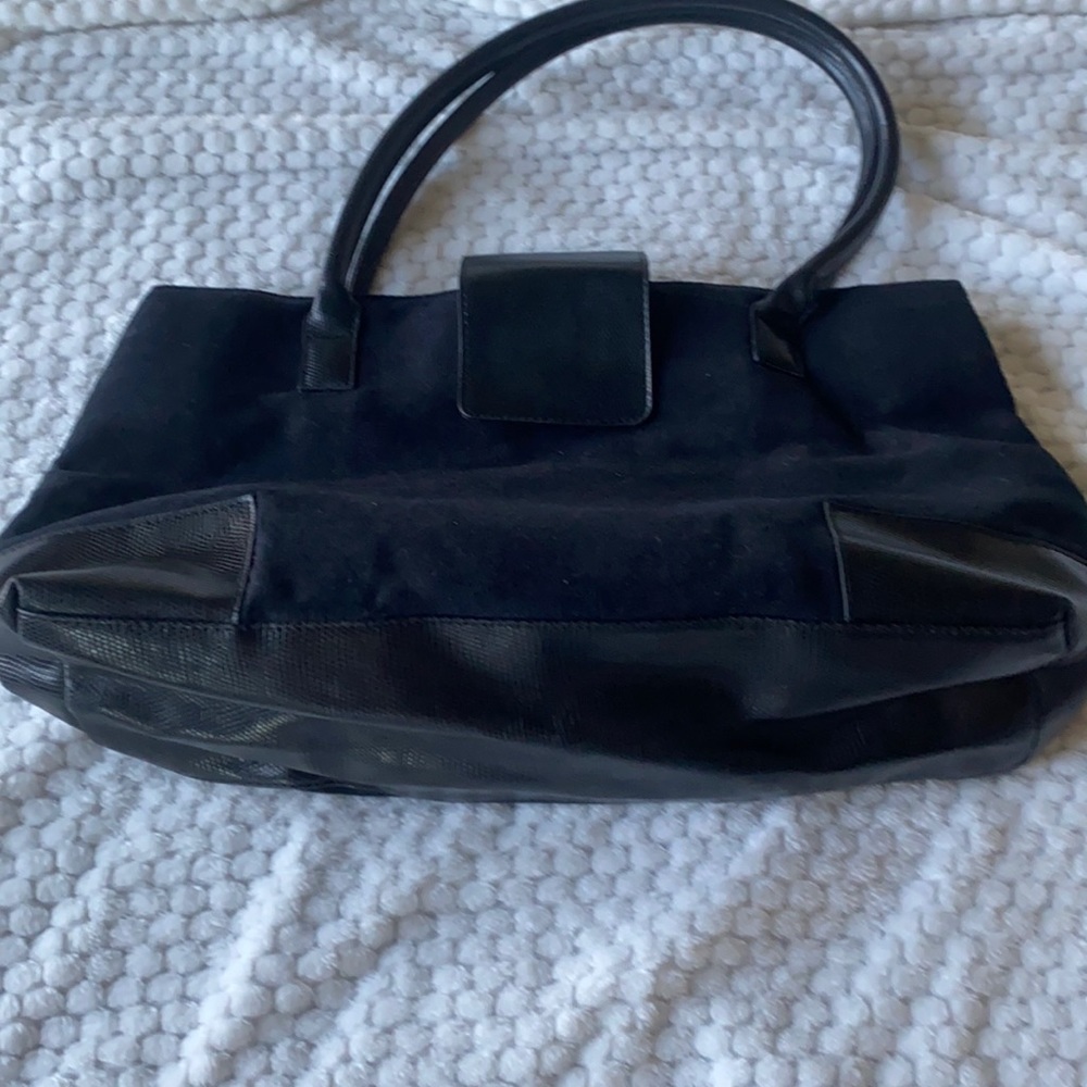 No brand purse.